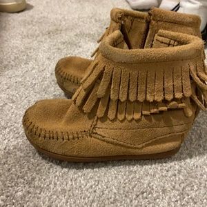 Toddler Minnetonka boots size 7c
